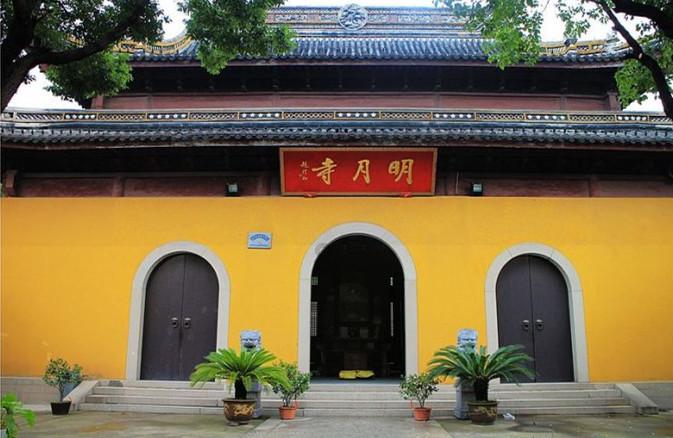 “不要钱，不要钱！”卡车司机因雨雪滞留洛阳，热心老乡送来馒头、热水和方便面